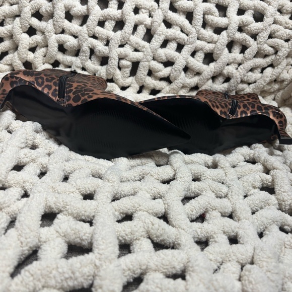 Steve Madden Leopard Print Kitten Heel Ankle Boots Size 7.5M Zip Pointed Toe NEW - Picture 3 of 4